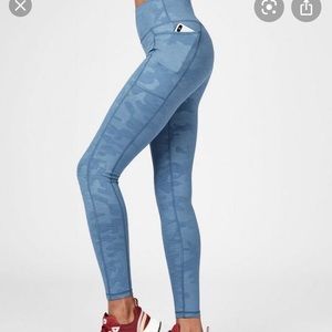 Sweaty Betty 7/8 stellar blue camo leggings S